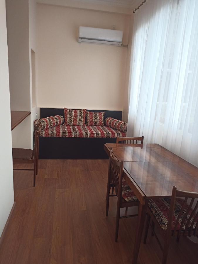 Spacious One Bedroom Apartment In The City Centre Yerevan Exterior photo